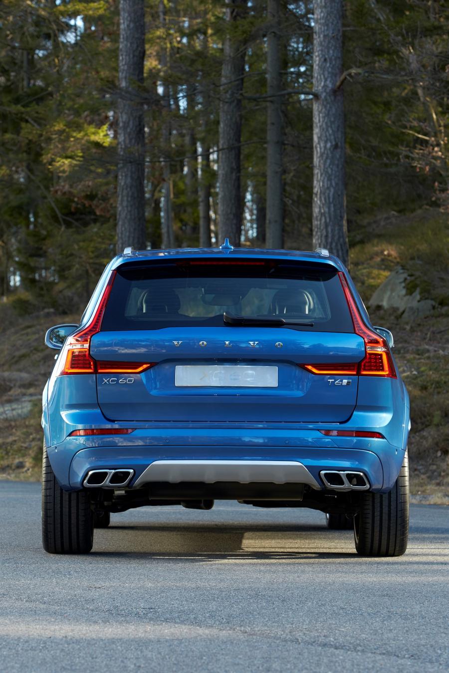  Volvo XC60 T6 R-Design 2017 года  (WW) (фото 2 из 16)